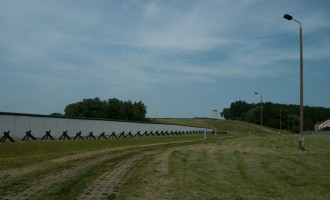 Grenzdenkmal Hötensleben mit Kolonnenweg und Grenzmauer