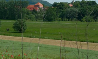 Kirchscheidungen ist der bäuerliche Nachbarort
