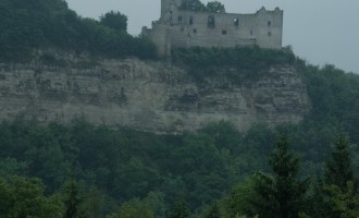 Rudelsburg an der Saale-Engstelle kurz vor Thüringen