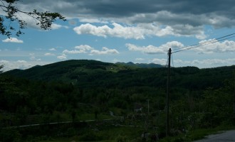 Blick über die waldige Hochebene