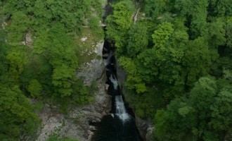 tief unten der Fluss Reka