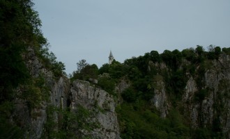 Dorf Skocjan exponiert auf der Kanzel