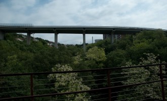 Autobahnen oben und unten, ohne Rücksicht auf die Bewohner