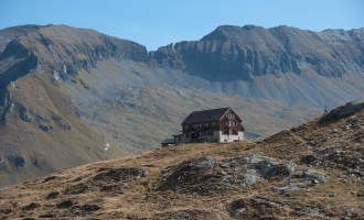 die Neue Fürther Hütte im Mittagslicht