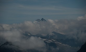 der Großglockner streckt sich über die Wolken hinaus