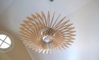der Designer spendiert auch noch eine Schlafzimmerlampe