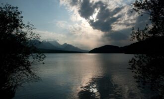 die villacher hausberge im letzten licht des feistritzer stausees