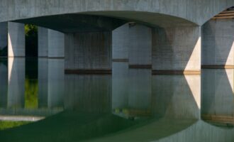 gelegentliche anzeichen von zivilisation wie die autobrücke nach klagenfurt