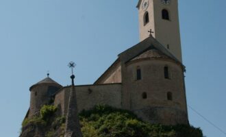 nach einem heissen anstieg richtung klopeiner see: wehrkirche stein