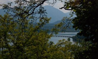 ausblick vom wunderschönen völkermarkt auf den stausee