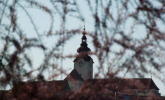 völkermarkt: pfarrkirche st. magdalena beherrscht die kleinstadt