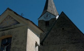 letzter vorposten im jauntal, bevor wir österreich verlassen: neuhaus mit gotischer kirche