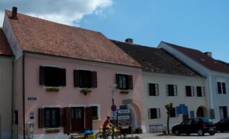 intaktes ortsbild in stadtschlaining: grosse innerhöfe, hohe gewölbesäle...