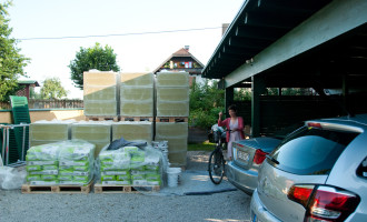 das Lager vor dem Carport - die Hälfte war schon verbaut!