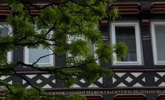 nach einer eis-stärkung lassen sich die renaissance-fachwerkhäuser bewundern
