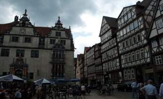sonntägliches treiben vor dem mündener rathaus