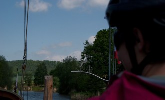 kunst am radweg - der über die werra springende manische französische radfahrer