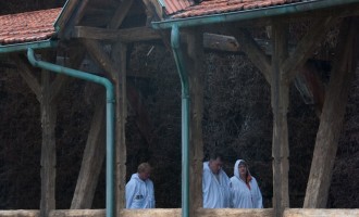 lustwandelnde kurgänger im salzkurressort bei bad salzungen